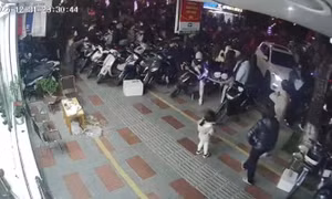 Ô tô mất lái đâm loạt xe máy và người đi xem pháo hoa giao thừa Tết dương lịch
