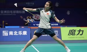 Thùy Linh thua ngược đáng tiếc 'hot girl' Thái Lan ở tứ kết giải Indonesia