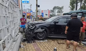 Ô tô hất văng 5 xe máy trên đường Võ Văn Ngân, TP.HCM