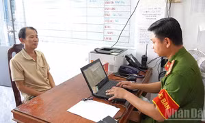 Tiếp nhận đối tượng đâm chết người ra đầu thú