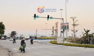 Đèn giao thông tại ngã tư Vạn Yên đã hoạt động ổn định