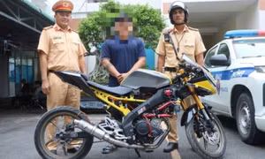 CSGT TPHCM xử phạt thanh niên buông hai tay, dùng điện thoại