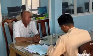 Hai xe va quẹt, một xe bỏ chạy, một xe lạng lách quyết rượt theo khiến hành khách phải van xin