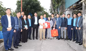 Lãnh đạo Tổng Liên đoàn Lao động Việt Nam thăm, tặng quà công nhân Công ty Than Hòn Gai