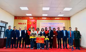 Phường Hà Tu: Hỗ trợ bữa ăn bán trú cho trẻ em làng chài Hà Phong