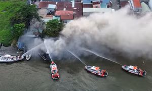Một du thuyền nhà hàng bốc cháy trên sông Sài Gòn