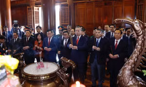 Tổng Bí thư Tô Lâm dâng hương tưởng niệm Chủ tịch Hồ Chí Minh tại Nghệ An