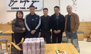 Người đàn ông nhặt được bao tải chứa 1 tỉ đồng ở lối vào cao tốc