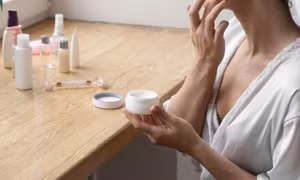 Mẹo dưỡng da mùa đông, tránh tắm nước nóng lâu, dưỡng ẩm đúng cách