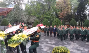 Đoàn công tác của Quân ủy Trung ương dâng hương tưởng niệm các anh hùng, liệt sĩ Pò Hèn, xã Hải Sơn