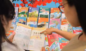 Không loại bỏ mà sẽ chuyển đổi các sách giáo khoa khác thành tài liệu tham khảo 