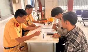 Vụ người đi xe máy ngăn cản cảnh sát giao thông: Không chấp hành đo nồng độ cồn