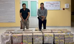 Bắt quả tang ghe chở hàng trăm hộp pháo lậu trên sông biên giới