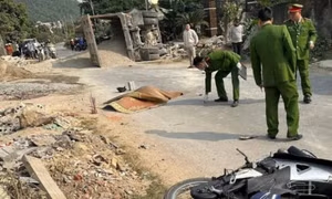 Nam sinh đi xe máy tử vong tại chỗ sau khi va chạm với xe tải