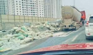 Va chạm ôtô trên Vành đai 3, xi măng tràn ra mặt đường gây ùn ứ
