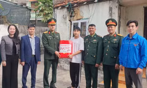 Thăm, tặng quà thanh niên phường Bãi Cháy chuẩn bị lên đường nhập ngũ