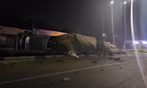 Xe container bị lật ngang khi vào vòng xoay Tân Hiệp ở TPHCM