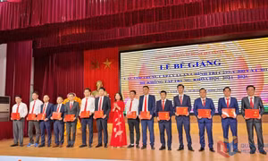 Bế giảng các lớp Trung cấp Lý luận chính trị
