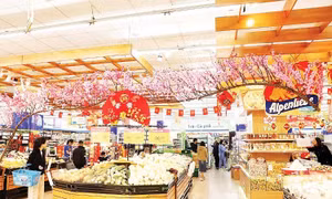 Hàng Tết dồi dào, giá cả ổn định