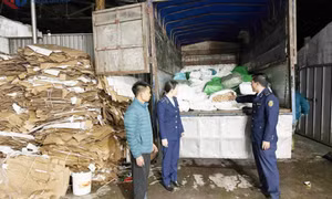 Phát hiện, tiêu hủy hơn 3,8 tấn thực phẩm nhập lậu, không rõ nguồn gốc