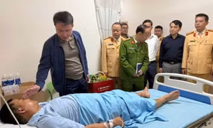 Đi xe máy không đội mũ bảo hiểm, tông bị thương cảnh sát giao thông