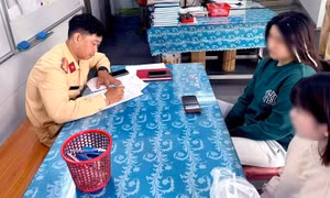 Tịch thu xe SH vụ thiếu nữ 'tống 3', buông hai tay khi chạy xe trên cầu Ba Son
