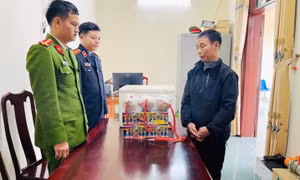 Khởi tố người đàn ông 61 tuổi tàng trữ pháo nổ