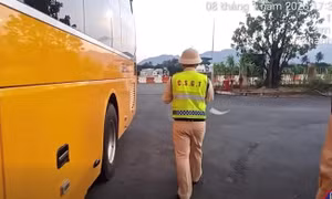 Phạt tài xế không có bằng lái khi chở khách ở cao tốc Nha Trang - Cam Lâm