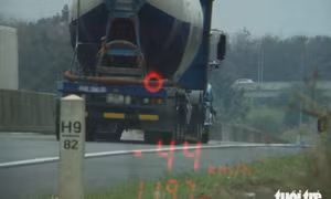 CSGT xử lý xe bồn, container... chạy 'rùa bò' trên cao tốc Phan Thiết - Dầu Giây