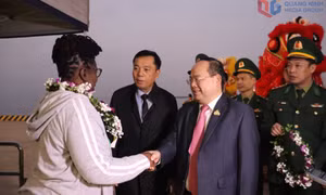 Đồng chí Bí thư Tỉnh ủy chúc mừng du khách tàu biển “xông đất” Quảng Ninh đầu năm mới