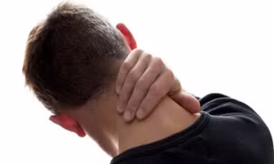 Đau cổ, vai, thắt lưng thường xuyên coi chừng bị bệnh rễ thần kinh