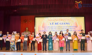Bế giảng các lớp trung cấp lý luận chính trị