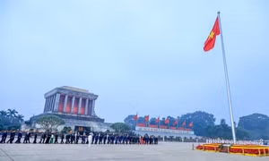 Đại biểu dự Đại hội Đảng lần thứ XIV vào Lăng viếng Chủ tịch Hồ Chí Minh