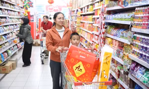 Bình ổn thị trường để người dân yên tâm sắm Tết