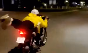 Nam shipper nằm dài trên xe 'diễn xiếc' trên đường đêm ở Phú Quốc