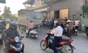 Bé gái tử vong thương tâm dưới bánh xe tải khi mẹ đón về nhà