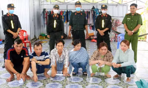Thu giữ hàng trăm triệu đồng tại sòng bạc có 3 nam và 3 nữ