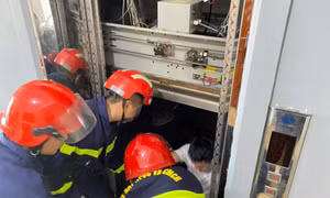 2 vụ mắc kẹt trong thang máy giữa trưa do sự cố về điện