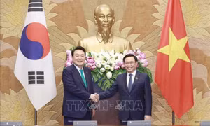 Chủ tịch Quốc hội Vương Đình Huệ hội kiến Tổng thống Hàn Quốc Yoon Suk Yeol