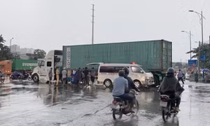 Mẹ và con gái chết thảm dưới bánh xe container ở TPHCM