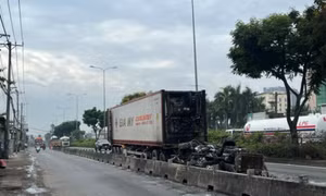 Xe container cháy ngùn ngụt trên quốc lộ