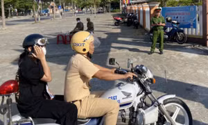 Cảnh sát đến tận nhà gọi nữ sinh ngủ quên đi thi