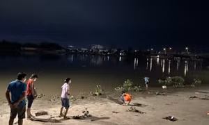 Ba thanh niên lao xuống sông Sài Gòn cứu 2 mẹ con