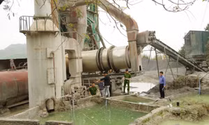 Phó Giám đốc và quản lý trạm trộn bê tông xả trái phép 412 tấn chất thải công nghiệp