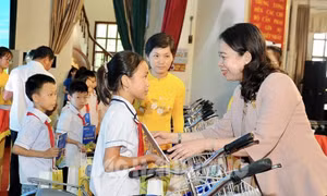 Phó Chủ tịch nước Võ Thị Ánh Xuân tặng quà trẻ em có hoàn cảnh khó khăn tại Hải Dương
