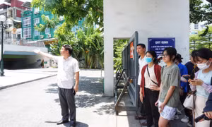 Hà Nội: Trưởng Điểm thi đánh trống sớm 5 phút, thí sinh phải tan thi muộn
