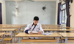 Bị gãy tay bó bột, nam sinh phải nhờ người viết hộ bài thi 