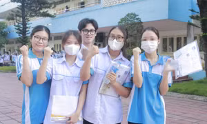 Thí sinh hoàn thành bài thi môn Ngoại ngữ, kết thúc Kỳ thi tốt nghiệp THPT 2023