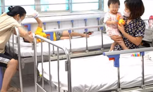 Nhiều trẻ mắc bệnh tay chân miệng nặng ở miền Bắc 