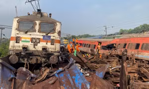 Vụ 3 đoàn tàu tông nhau: Người chết gần 300, sẽ còn tăng 